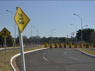 Sinalização indica rua sem saída. O &quot;fim&quot; é o bloqueio com 11 manilhas que interdita até ciclovia. (Foto: Minamar Júnior)