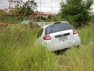 Carro invadiu matagal, derrubou 2 pilares e deixou marcar de freio no chão. (Foto: Pedro Peralta)