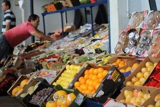 Frutas como pêssego, nectarina e ameixa são as mais vendidas  nesta época do ano e também as mais caras. (Foto: Marcos Ermínio) 