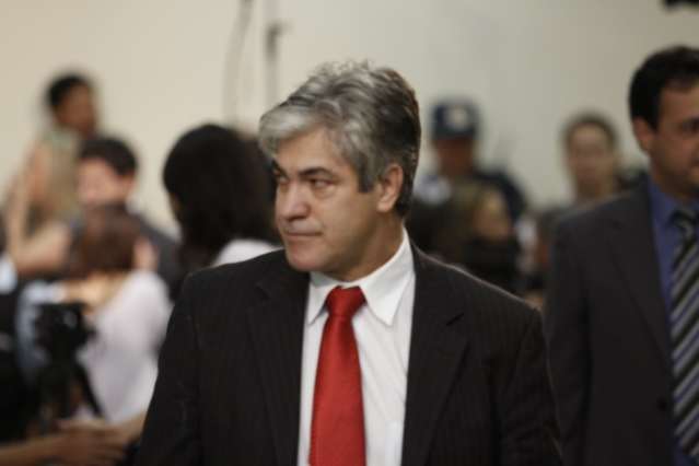 L&iacute;der de Bernal anuncia nova suspens&atilde;o de sess&atilde;o; manifestantes comemoram