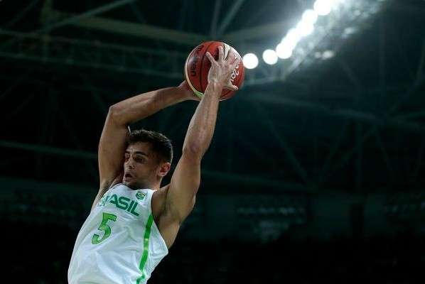 Em jogo hist&oacute;rico, basquete masculino do Brasil vence Espanha por 1 ponto