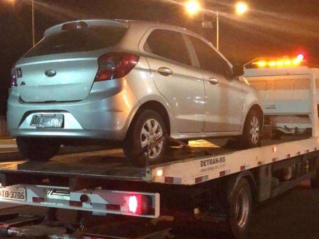 Pol&iacute;cia recupera carro de motorista que foi mantido ref&eacute;m por 7 horas 