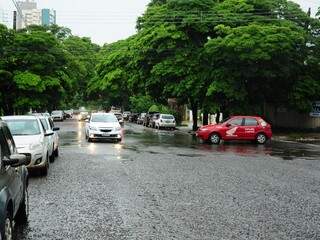 Rua da Paz, no Jardim dos Estados também ficou coberta pela água da chuva (Foto: Paulo Francis)