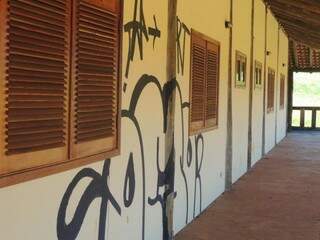 De perto, a realidade: ação de vandalismo e sujeira. (Foto: Lucimar Couto)