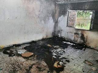 O fogo começou na sala e um sofá foi destruído pelas chamas (Foto: Fernando Antunes) 