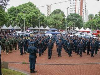 Policias durante o lançamento de campanha de segurança para o fim de ano em Campo Grande. (Foto: Marcos Maluf)