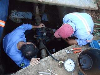 Funcionários verificam problemas em sistema de distribuição de água. (Foto:Divulgação)