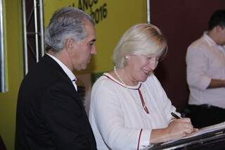 Governador Reinaldo Azambuja e secretária da Sehab, Maria do Carmo Avessani, assinam contrato com metas para 2016 (Foto: Alan Nantes)