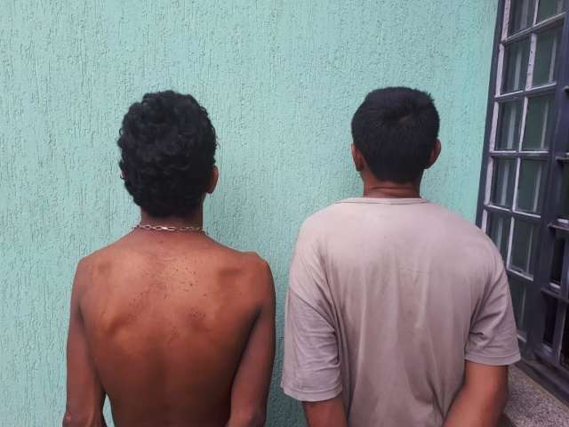 Bandido agride e rouba bolsa de v&iacute;tima no Centro, mas &eacute; preso com comparsa