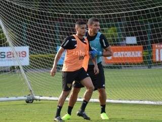 Everton e Diego Souza durante treino descontraído do Tricolor (Foto: Felipe Espindola/SPFC)