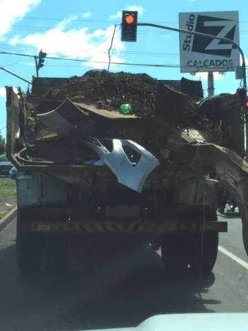 Caminh&atilde;o transporta entulho sem prote&ccedil;&atilde;o na Mascarenhas de Morais