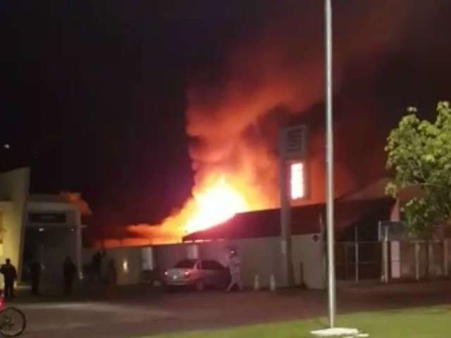 Inc&ecirc;ndio causado por curto-circuito destr&oacute;i oficina mec&acirc;nica na fronteira