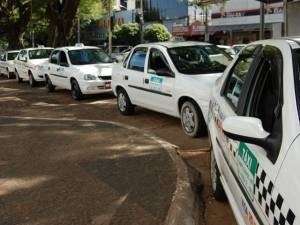 Para barrar “cartel”, Agetran suspende transferência de alvará de táxi
