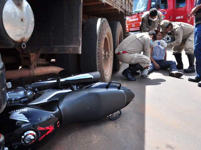  Motocicleta com tr&ecirc;s ocupantes bate em carreta na Avenida Guaicurus