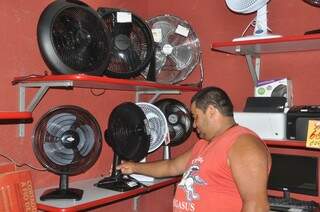 Clientes pesquisam preço e preferem ventiladores pequenos e mais baratos (Foto: Marcelo Calazans)