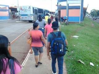 Os passageiros terminaram o percurso a pé apos quebra de ônibus.(Foto:Direto das Ruas)