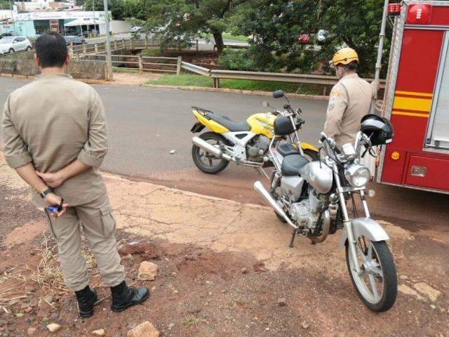 Piloto fura sinal vermelho e causa colis&atilde;o em cruzamento com sem&aacute;foro