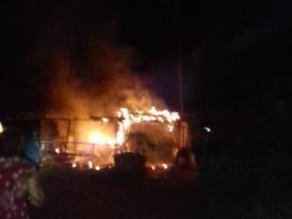 Incêndio na noite de sábado em barraco às margens da BR-262. (Foto: Direto das Ruas)