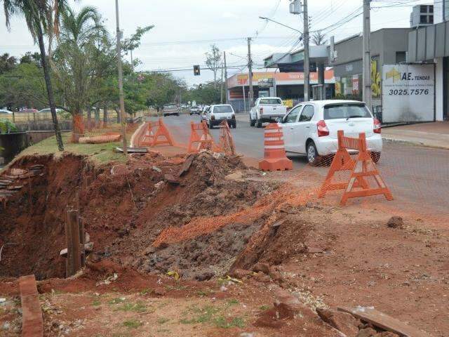 Inacabada, obra &agrave;s margens de c&oacute;rrego atrapalha o tr&acirc;nsito h&aacute; tr&ecirc;s meses