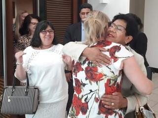 Cida Amaral (à direita) recebe abraço, após decisão do TRE manter seu mandato na Câmara de Campo Grande. (Foto: Humberto Marques) 
