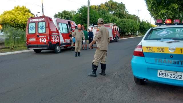 Jovem cai no c&oacute;rrego e preocupado com m&atilde;e, recusa atendimento m&eacute;dico