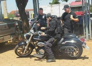 Policiais federais com uma das motos apreendidas ontem em Naviraí (Foto: Jota Oliveira/Naviraí Notícias)