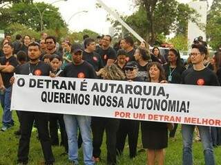 Pelo menso 200 servidores protestam em frente ao Detran (Foto: Marcos Ermínio)