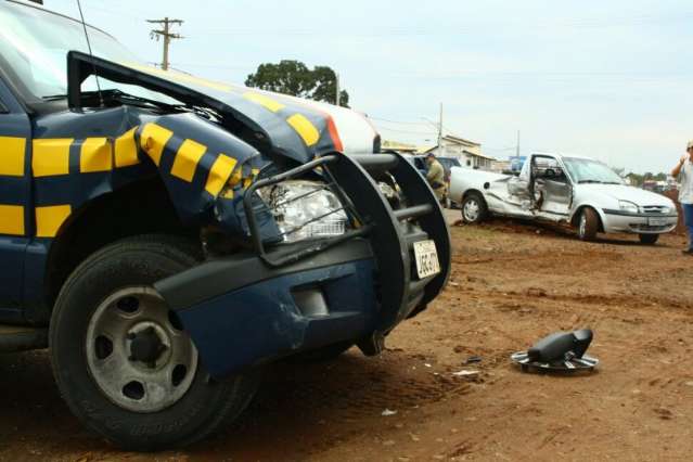 Tr&ecirc;s escapam ilesos de acidente entre picape e viatura da PRF na 163