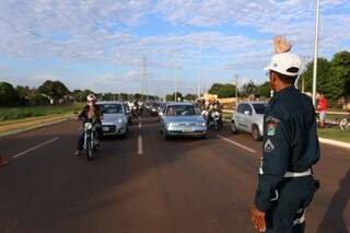 Agentes controlam trânsito intenso na região (Foto: Marcelo Victor)