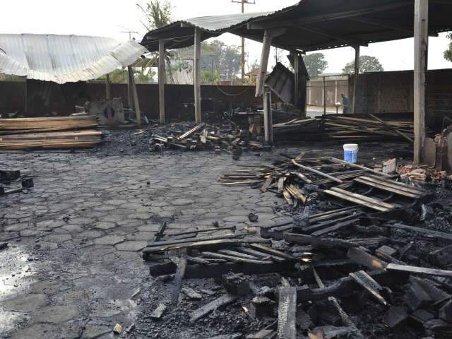  Inc&ecirc;ndio destr&oacute;i galp&atilde;o de madereira na Vila Progresso em Campo Grande 