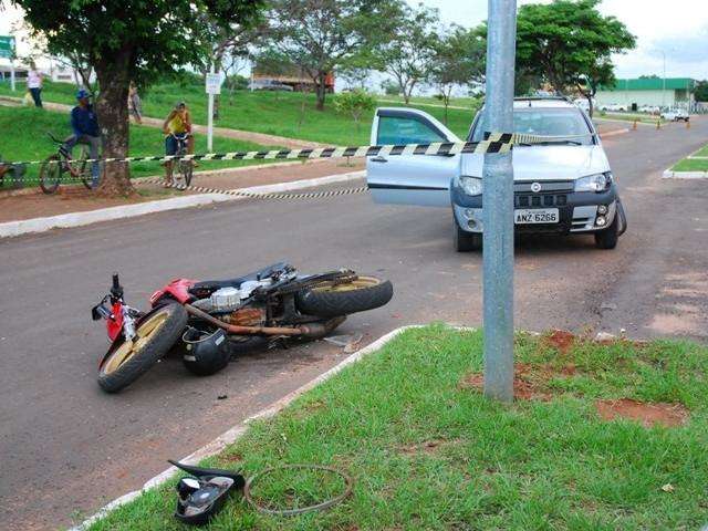 Jovem de 25 anos morre ap&oacute;s colidir motocicleta em poste de ilumina&ccedil;&atilde;o
