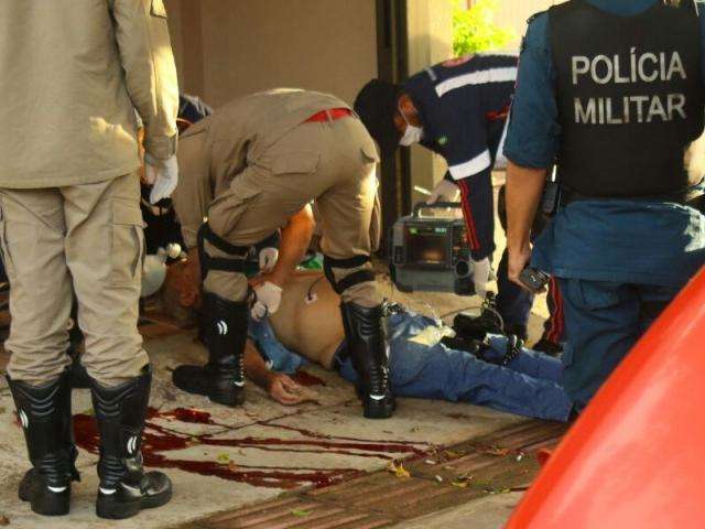 Pol&iacute;cia encontra uma c&aacute;psula de proj&eacute;til que atingiu idoso na porta de casa