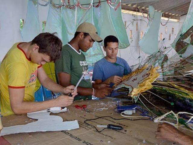 Com samba ir&ocirc;nico pra atual conjuntura, Bernal vira enredo de escola no Carnaval