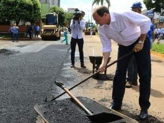 Titular da Seinfra, Marcelo Miglioli vistoriou obras em quatro avenidas de Dourados (Foto: Edemir Rodrigues/Subcom)