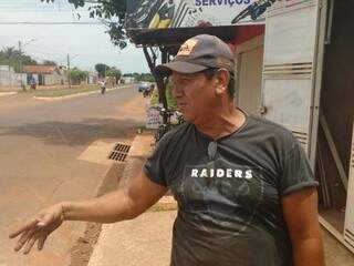 O serralheiro Reinaldo Martins, 56 anos, diz temer ficar em frente de casa no horário de maior movimento. (Foto: Willian Leite)