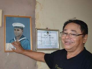 Seu Pedro de hoje e o de antigamente na parede: à época de aprendiz de marinheiro. (Fotos: Paula Maciulevicius)