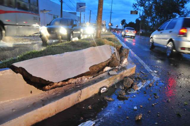  Acidente na Zahran deixa motociclista ferido e tr&acirc;nsito tumultuado