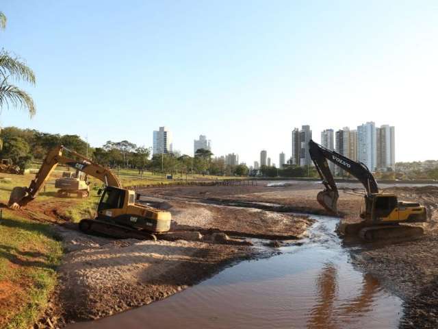 Ap&oacute;s 1&ordm; fase conclu&iacute;da, m&aacute;quinas retiram 130 mil m&sup3; de terra de 2&ordm; lago
