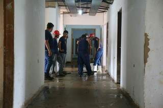 Funcionários faziam a limpeza do local. (Foto: Fernando Antunes)