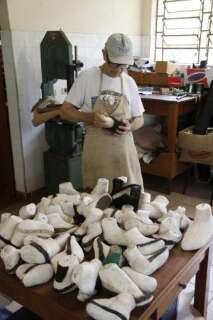 Sapateiro há seis décadas, ele vive de fazer calçados dentro de hospital