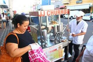 Com simpatia o JJ Churros vende o doce na 14h de maio. (Foto: Fernando Antunes)