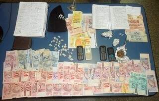 Dinheiro, drogas e celulares foram apreendidos por policiais. (Foto: Divulgação)