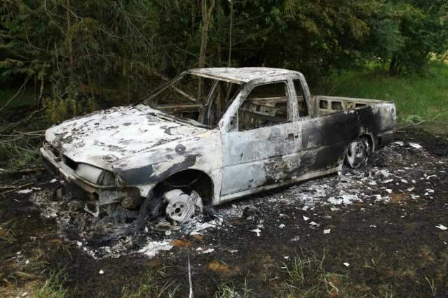 Carro estacionado em ch&aacute;cara no Los Angeles &eacute; destru&iacute;do por inc&ecirc;ndio 