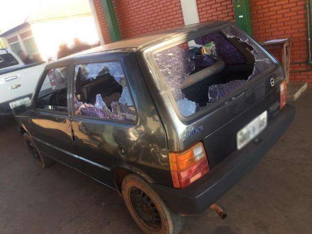 Descontrolado, motorista quebra vidros e ataca policias ao ser parado em blitz 