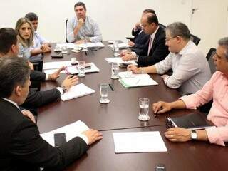 Riedel e deputados discutem abono salarial em reunião na Governadoria (Foto/Divulgação)