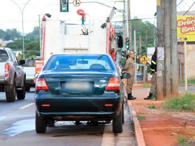 Para n&atilde;o perder prova no Detran, motorista abandona carro pegando fogo 