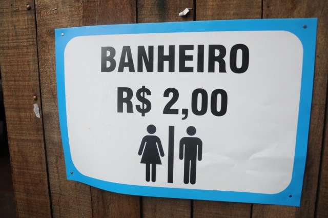 N&atilde;o adianta proibir: aluguel de banheiro tem at&eacute; pulseira VIP a R$ 20,00