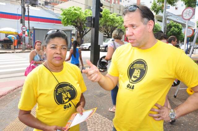 OAB faz panfletagem com orienta&ccedil;&otilde;es aos pacientes com dengue