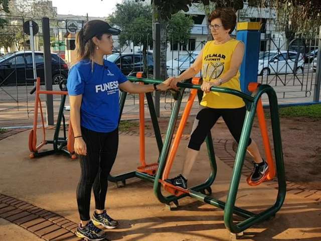 Personal ensina como treinar em academias das pra&ccedil;as