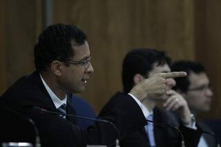 Júlio Cesar falando aos conselheiros pouco antes de abandonar sessão (Foto: Cleber Gellio)